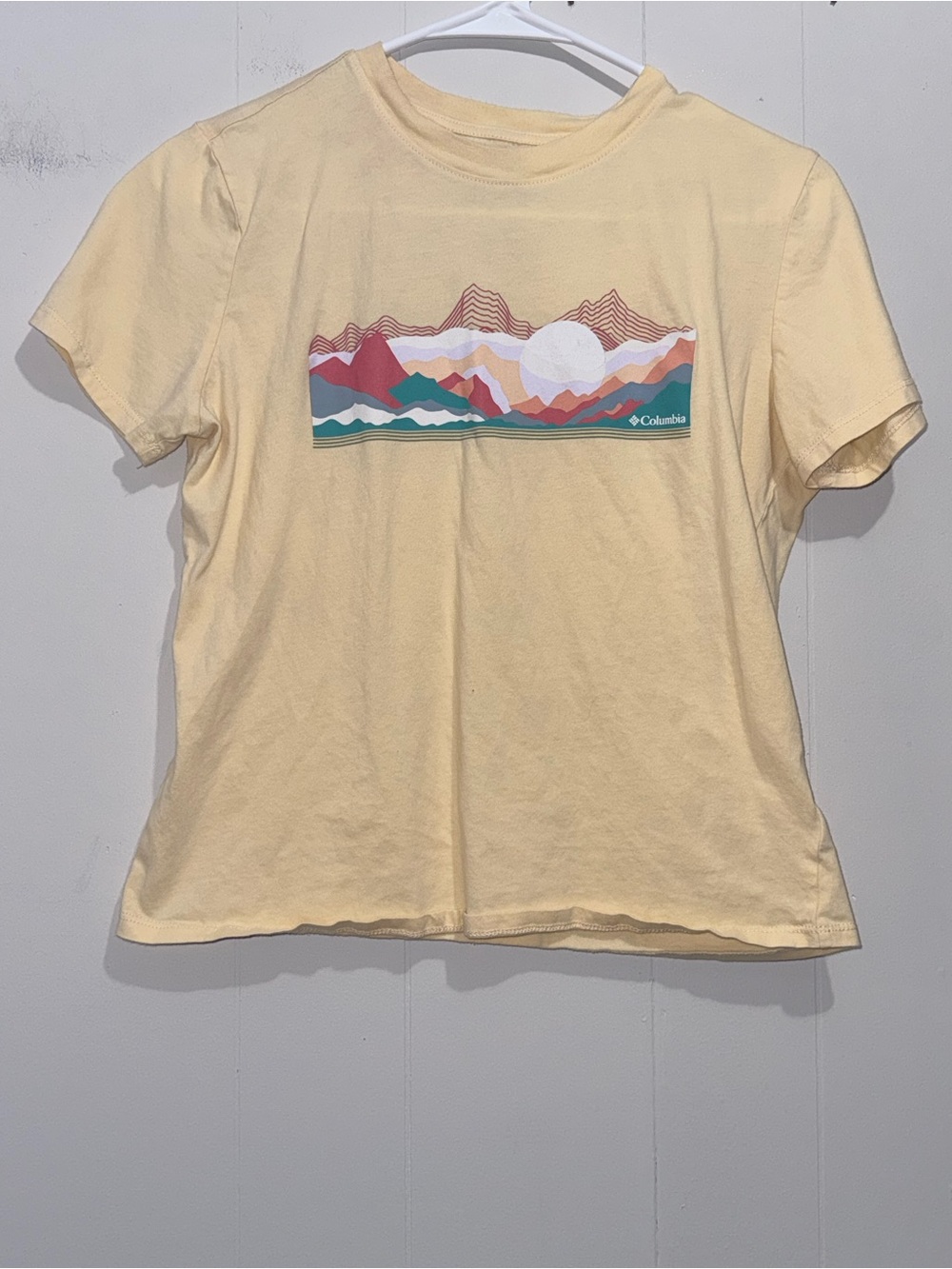 Columbia Boundless Beauty Retro Mountain Graphic T-Shirt - Womens XS